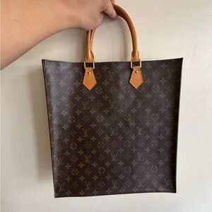 Sac Plat January 2001
Flaws Interior leather lining was removed , selling low